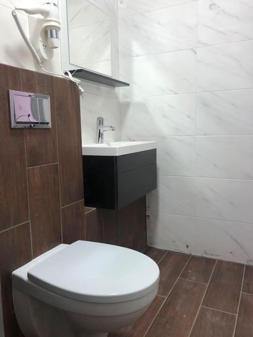 Apartment On Zarwanska Street Kam'janec'-Podil's'kyj Esterno foto